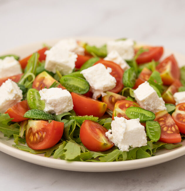 Salata s rukolom, meksičkim krastavcem, pikolo paradajzom i feta sirom