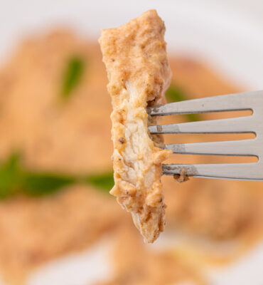 Pileći file u umaku od paradajza i bosiljka