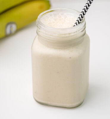Smoothie s bademovim mlijekom, bananom i kikiriki maslacem