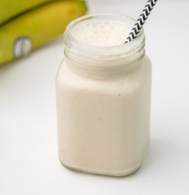 Smoothie s bademovim mlijekom, bananom i kikiriki maslacem
