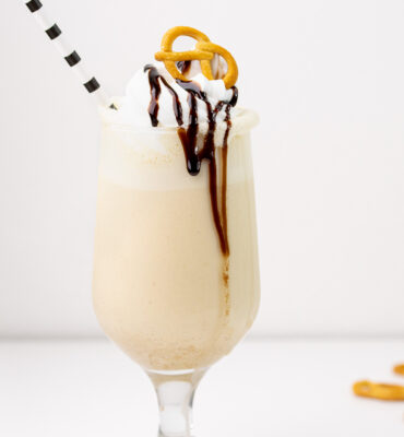 Milkshake sa sladoledom od vanilije i kikiriki maslacem