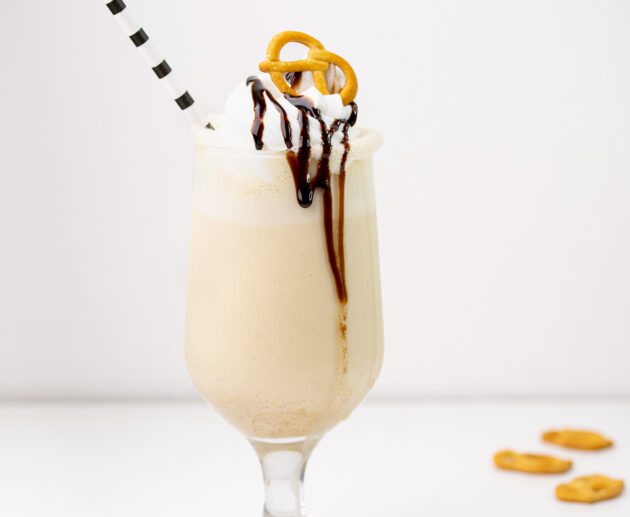Milkshake sa sladoledom od vanilije i kikiriki maslacem
