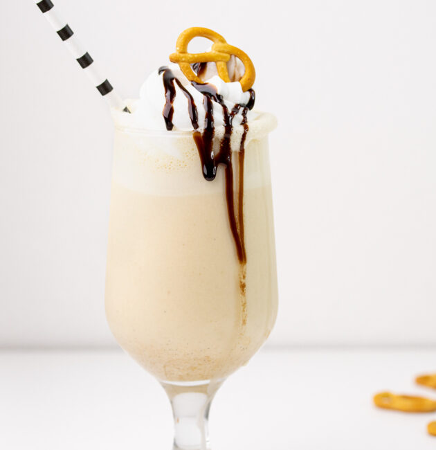 Milkshake sa sladoledom od vanilije i kikiriki maslacem