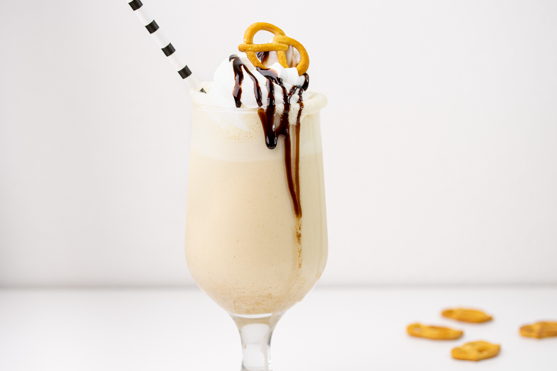 Milkshake sa sladoledom od vanilije i kikiriki maslacem