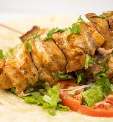 Pileći ražnjići na grill tavi