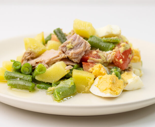 Tuna salata sa krompirom i zelenim mahunama