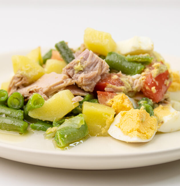 Tuna salata sa krompirom i zelenim mahunama