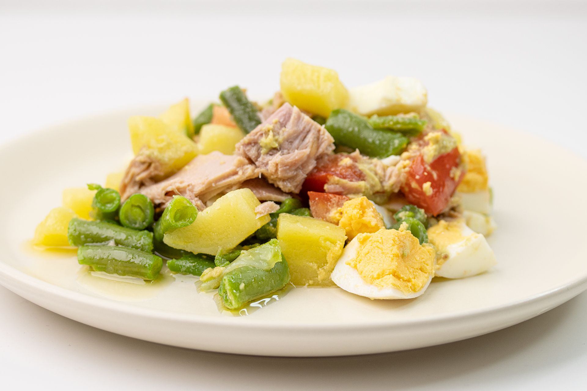 Tuna salata sa krompirom i zelenim mahunama