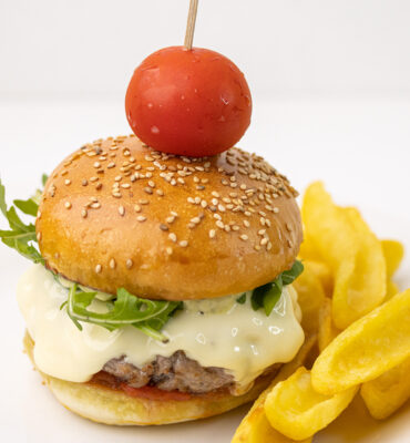 Burger sa pestom i mozzarellom