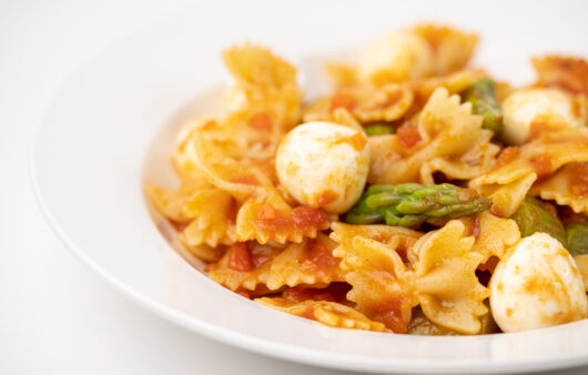 Farfalle sa pesto rosso, mozzarellom i šparogama