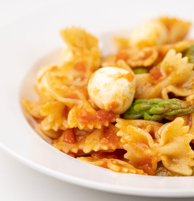 Farfalle sa pesto rosso, mozzarellom i šparogama
