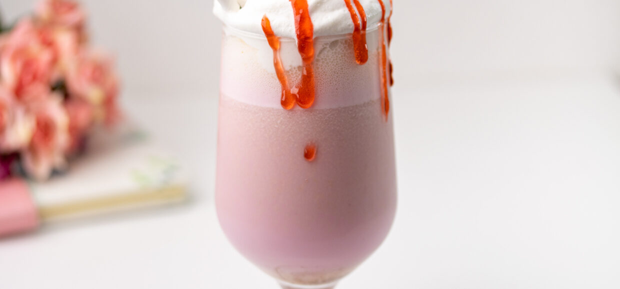 Milkshake sa sladoledom od jagode i kikirki maslacem