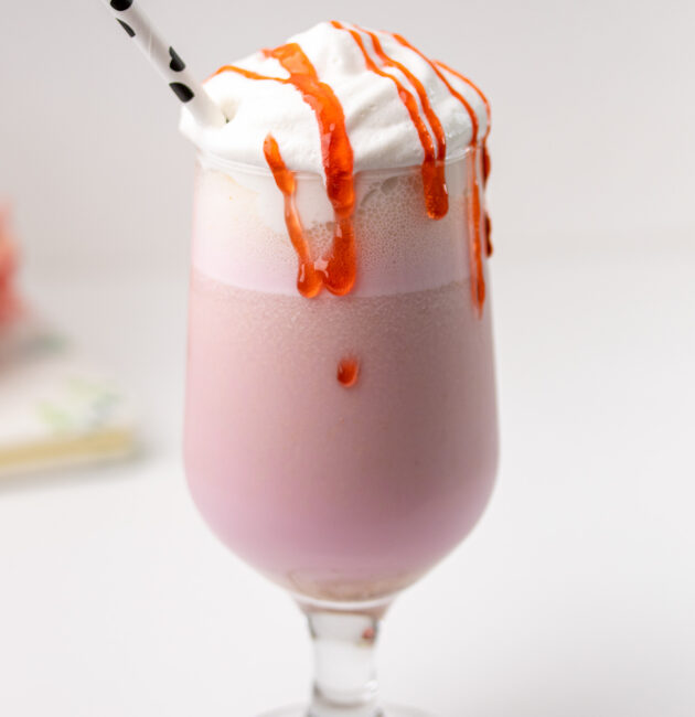 Milkshake sa sladoledom od jagode i kikirki maslacem