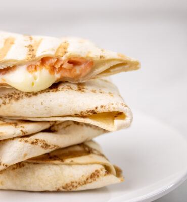 Tostirane tortilje sa dimljenim lososom i topljenim sirom