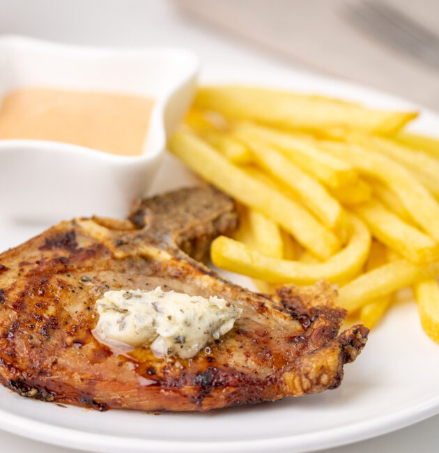 Teleći kotleti iz friteze ne vrući zrak