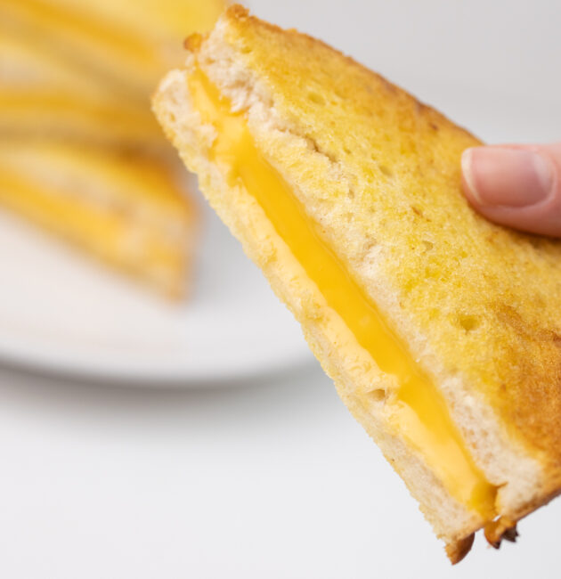 Sendvič sa sirom iz friteze na vrući zrak
