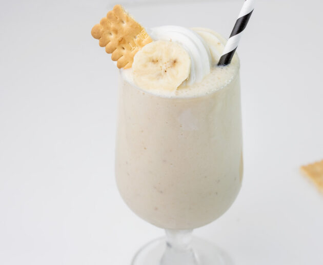 Milkshake sa sladoledom od vanilije i bananom