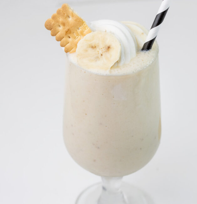 Milkshake sa sladoledom od vanilije i bananom