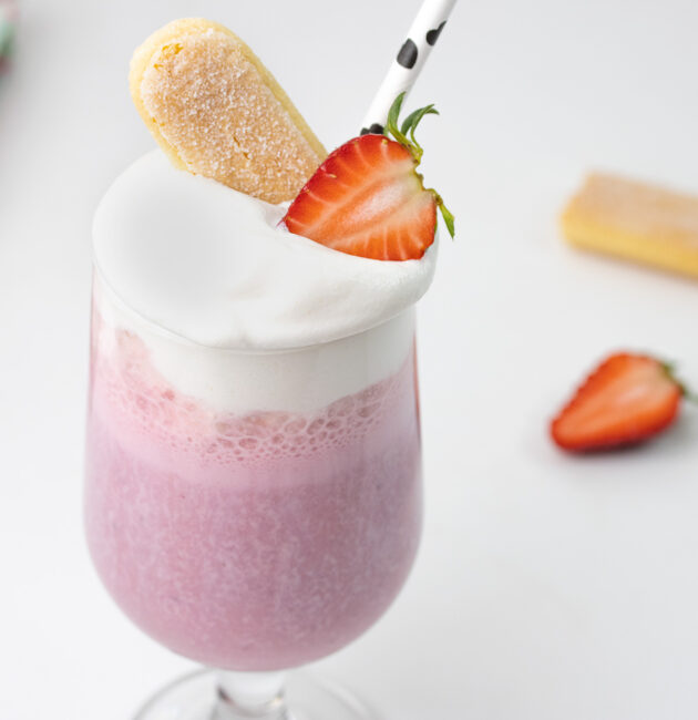 Milkshake sa sladoledom od jagoda i jagodama