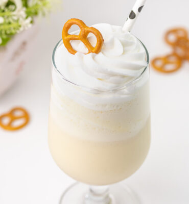 Milkshake sa sladoledom od vanilije i perecima