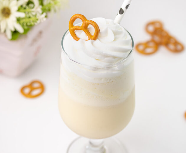 Milkshake sa sladoledom od vanilije i perecima