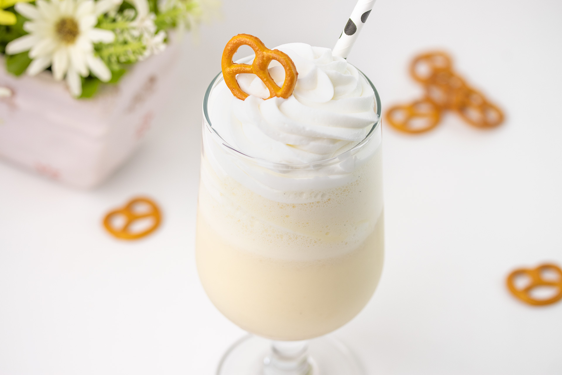 Milkshake sa sladoledom od vanilije i perecima