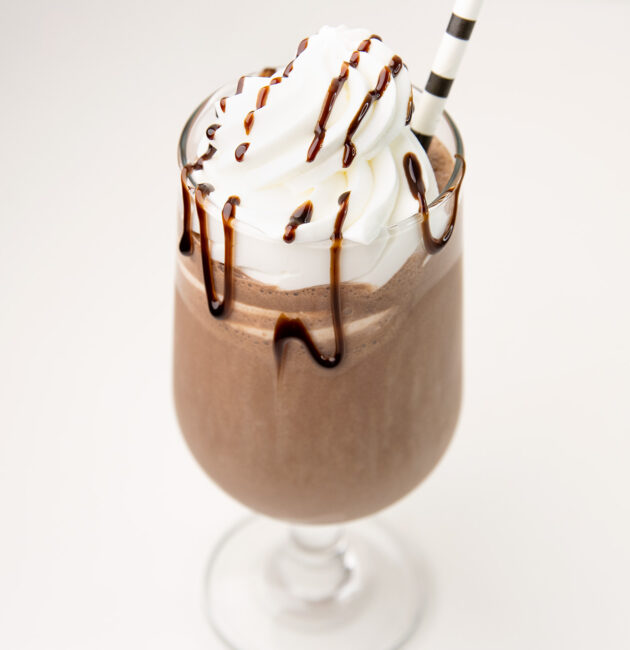 Milkshake sa sladoledom od čokolade i kikiriki maslacem