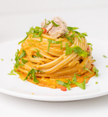 Spaghetti s umakom Pesto Rosso i tunom