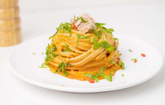 Spaghetti s umakom Pesto Rosso i tunom