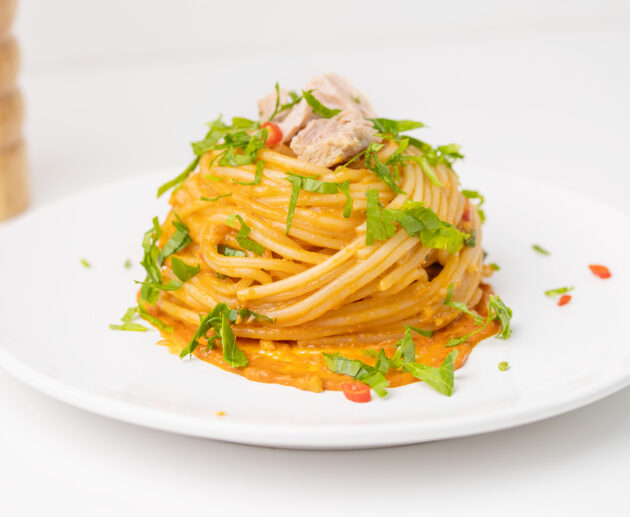 Spaghetti s umakom Pesto Rosso i tunom