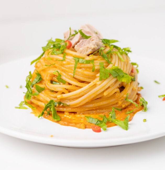 Spaghetti s umakom Pesto Rosso i tunom