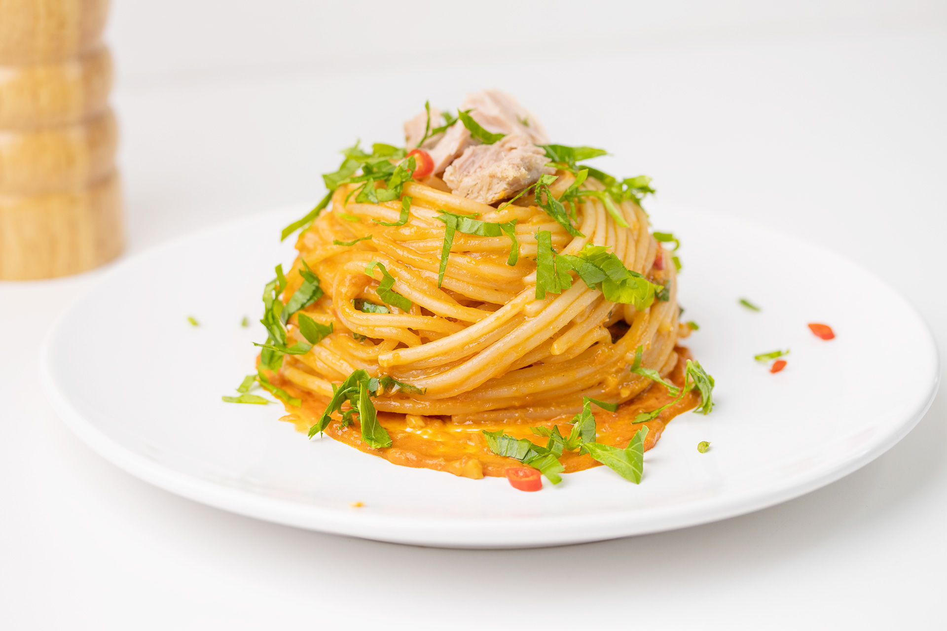 Spaghetti s umakom Pesto Rosso i tunom