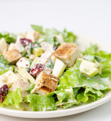 Pileća salata sa jabukom i pinjolima