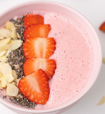 Smoothie u zdjeli sa jagodama i grčkim jogurtom