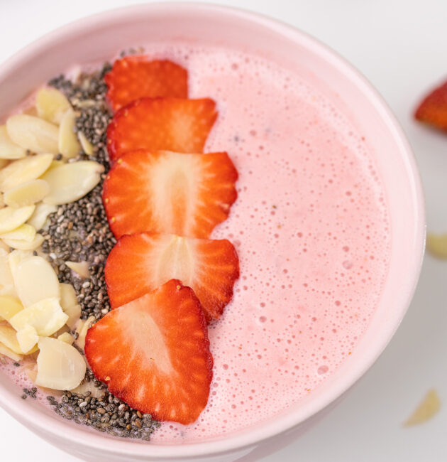 Smoothie u zdjeli sa jagodama i grčkim jogurtom