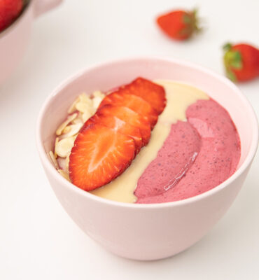 Smoothie u zdjeli sa grčkim jogurtom i šumskim voćem