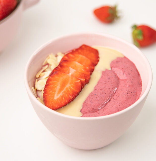 Smoothie u zdjeli sa grčkim jogurtom i šumskim voćem