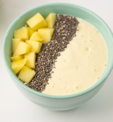 Smoothie u zdjeli sa grčkim jogurtom i mangom