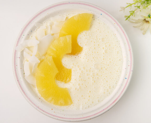 Smoothie u zdjeli sa grčkim jogurtom, ananasom i kokosovim čipsom