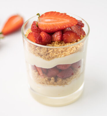 Desert u čaši sa jagodama i mascarpone sirom