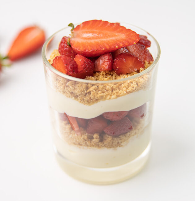 Desert u čaši sa jagodama i mascarpone sirom