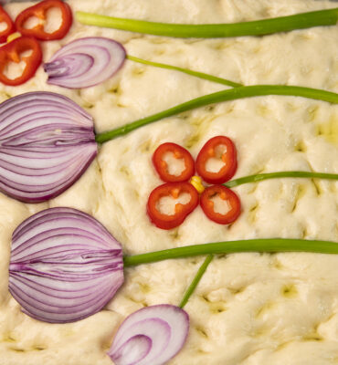 Focaccia sa mladim lukom, ljubičastim lukom i paprikom