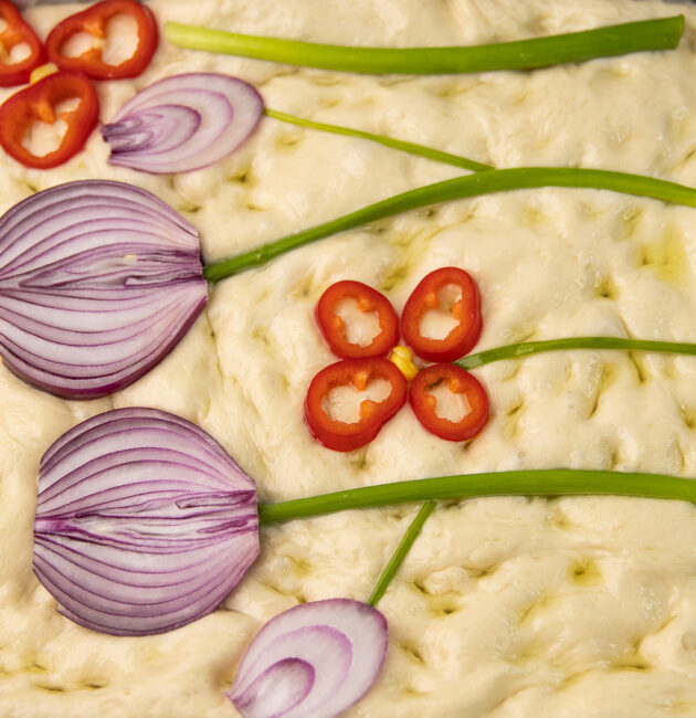 Focaccia sa mladim lukom, ljubičastim lukom i paprikom