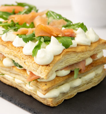 Slana torta sa lisnatim tijestom, krem sirom i dimljenim lososom