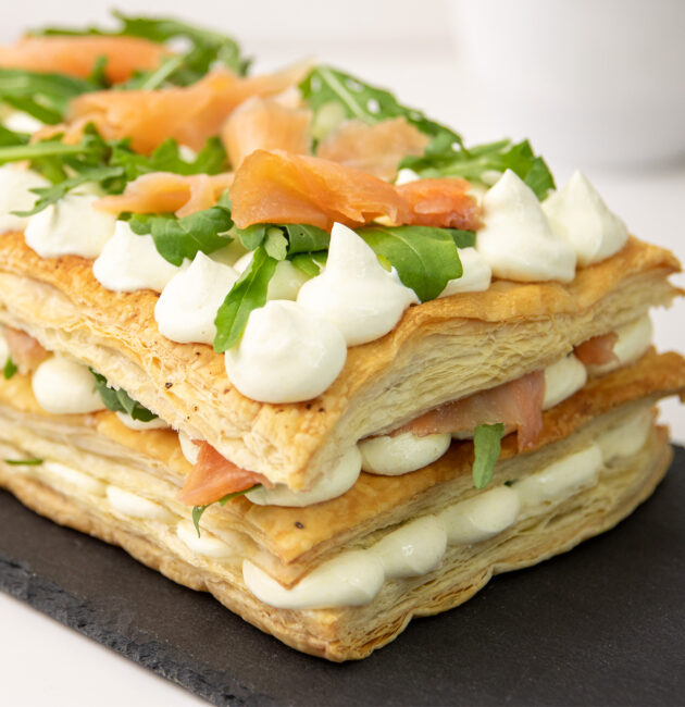 Slana torta sa lisnatim tijestom, krem sirom i dimljenim lososom