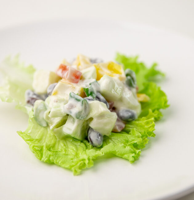 Salata sa avokadom, crnim grahom, mladim lukom i paprikom