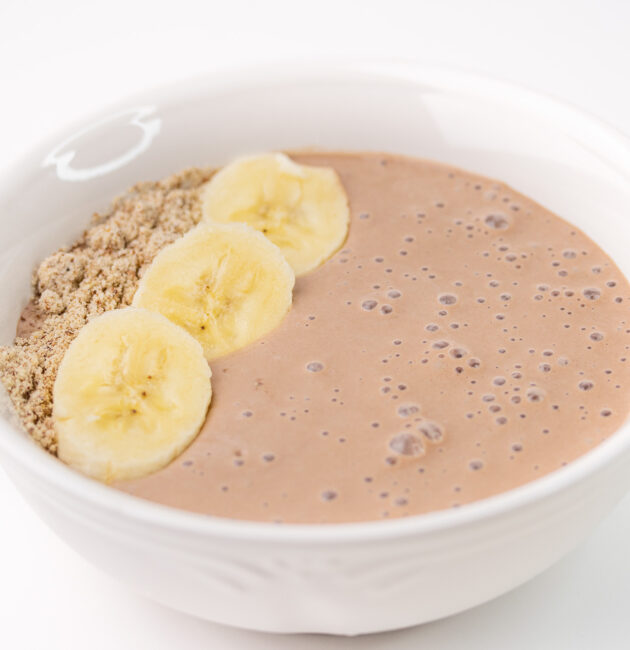 Smoothie u zdjeli sa grčkim jogurtom, kakaom i bananom