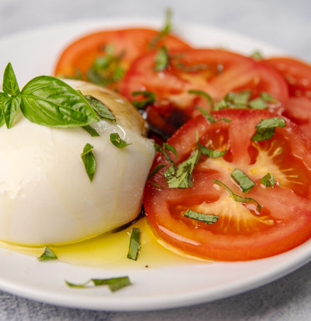 Italijanska Burrata salata sa paradajzom