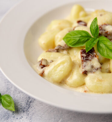 Njoke sa suhim paradajzom i bosiljkom