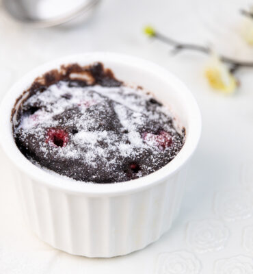 Čokoladni kolač sa malinama iz mikrovalne